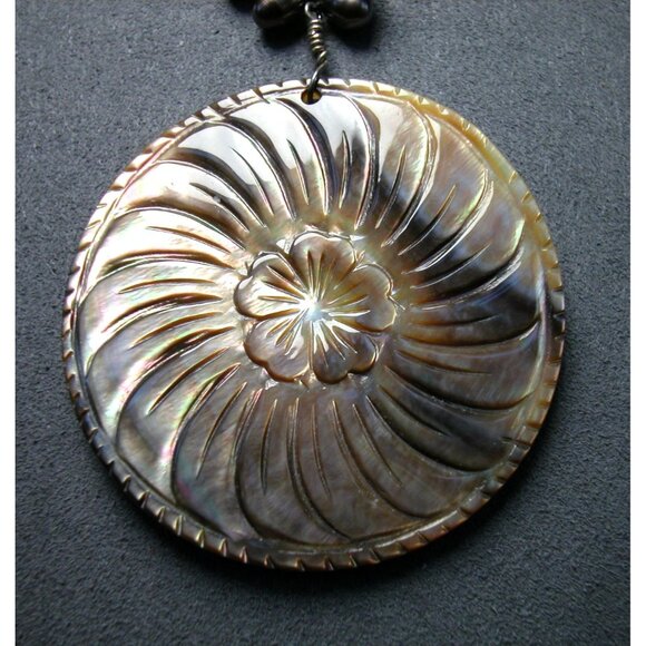 Freshwater Pearl 16" Necklace With Carved Shell 2" Circle Pendant - Picture 2 of 4